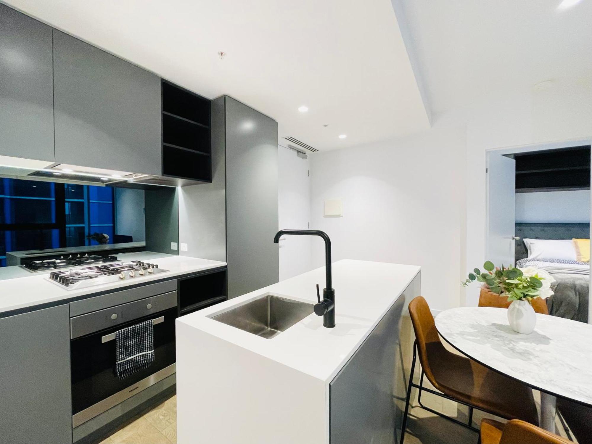 Mega Style Apartments Victoria One Melbourne Exterior photo
